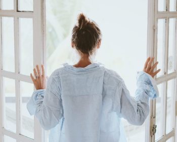 窓を開ける女性